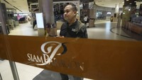 Terbaru, petugas darurat melaporkan setidaknya dua orang tewas dalam penembakan ini. Sementara itu, pelaku penembakan berusia 14 tahun dilaporkan berhasil diamankan oleh aparat. (AP Photo/Sakchai Lalit)  