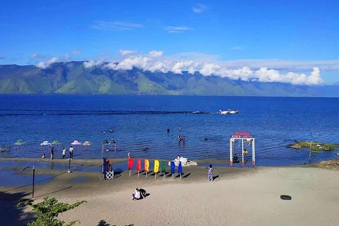 Suasana Pantai Parbaba di Samosir. (samoriskab.go.id)