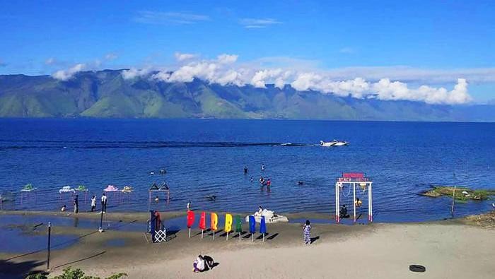 Suasana Pantai Parbaba di Samosir. (samoriskab.go.id)