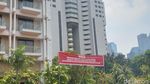 Begini Penampakan Spanduk Pengosongan yang Membentang di Hotel Sultan