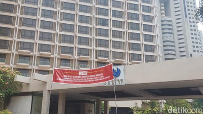 Begini Penampakan Spanduk Pengosongan yang Membentang di Hotel Sultan