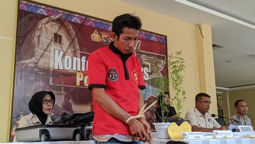Tampang AA pria asal Kota Mataram tanam ganja di halaman rumahnya saat dihadirkan dalam pers rilis di  Polda NTB, Rabu (4/9/2023). (Ahmad Viqi/detikBali)