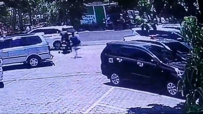 Tangkapan layar rekaman CCTV aksi perampok menyasar mobil parkir di Kabupaten Demak, Jateng. Diunggah Rabu (4/10/2023).