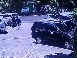Terekam CCTV! Rampok Bobol Mobil Parkir di Warung Makan Demak
