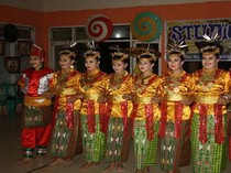 13 Tarian Tradisional Sulawesi Tenggara, Ada Tarian Lulo yang Viral