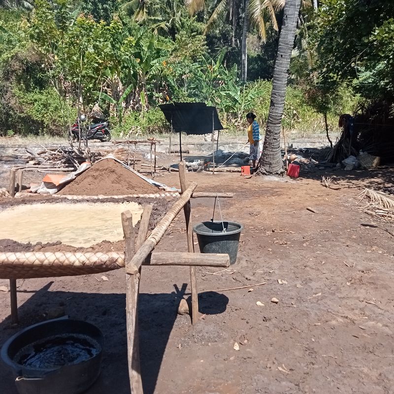 Tempat pembuatan garam di Kolidatang, Kecamatan Tanjung Bunga, Kabupaten Flores Timur (NTT). (Arnoldus Yurgo Purab/detikBali)