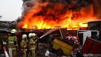Petugas damkar yang tida di lokasi langsung berjibaku memadamkan api.