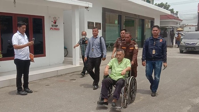 Tersangka Yusuf  saat diserahkan ke Kejari Labuhanbatu. (Foto: Istimewa).