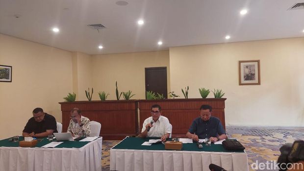 Tim Kuasa Hukum Hotel Sultan, Amir Syamsudin (Kanan), Hamdan Zoelva (Tengah) dan Yosef B Badeoda (Kiri)