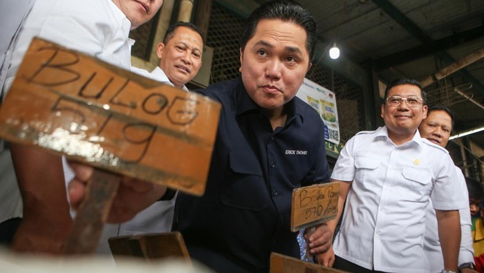 Tinjau Harga, Menteri BUMN Blusukan ke Pasar Induk Beras Cipinang Menteri BUMN Erick Thohir (kedua kiri) bersama Kepala Badan Pangan Nasional Arief Prasetyo (kedua kanan), Dirut Perum Bulog Budi Waseso (kiri) meninjau harga beras di Pasar Induk Beras Cipinang (PIBC), Jakarta, Rabu (4/10/2023). Kunjungan itu dalam rangka peninjauan stok beras, stabilisasi pasokan dan harga pangan (SPHP) sekaligus pengecekan harga beras di PIBC.