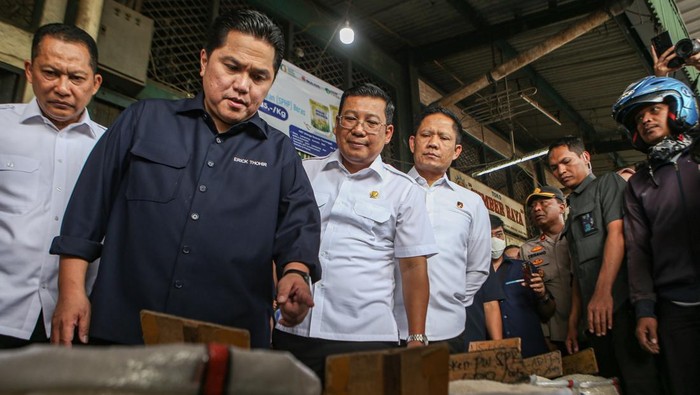 Tinjau Harga, Menteri BUMN Blusukan ke Pasar Induk Beras Cipinang Menteri BUMN Erick Thohir (kedua kiri) bersama Kepala Badan Pangan Nasional Arief Prasetyo (kedua kanan), Dirut Perum Bulog Budi Waseso (kiri) meninjau harga beras di Pasar Induk Beras Cipinang (PIBC), Jakarta, Rabu (4/10/2023). Kunjungan itu dalam rangka peninjauan stok beras, stabilisasi pasokan dan harga pangan (SPHP) sekaligus pengecekan harga beras di PIBC.