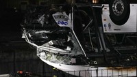 Petugas pemadam kebakaran mengatakan bus tersebut terbakar setelah meluncur dari jembatan yang menghubungkan distrik Mestre dan Marghera di kota Italia utara. 