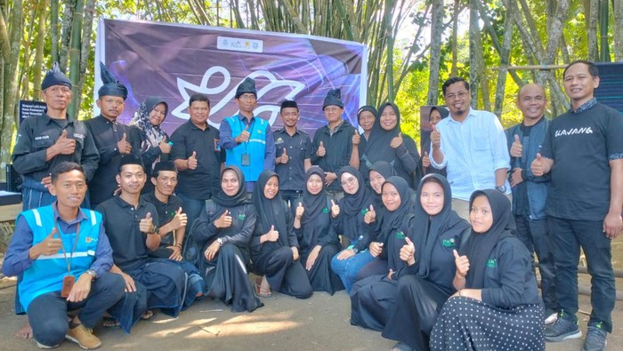 UIN Alauddin Makassar (UINAM) dan PLN UID Sulerabar bersama-sama mengajak warga Bulukumba, Sulawesi Selatan (Sulsel) untuk melestarikan sarung kajang atau Tope leleng yang ada di Butta Panrita Lopi.