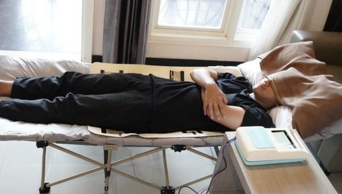Uji coba I-Sleep kasur cerdas karya mahaasiswa ITS yang raih juara di Gemastik 2023