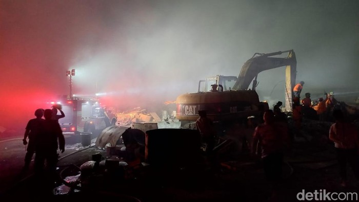 Upaya pemadaman kebakaran gudang rongsok di Joyosudiran, Pasar Kliwon, Solo, Selasa (3/10/2023).