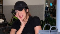 Sesekali dirinya juga memesan es kopi susu yang nikmat. Pakaian bergaya casual yang serba hitam menjadi pelengkap waktu bersantainya. Foto: Instagram/vietyanachloe