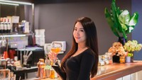 Selain ke restoran, Vietyana juga gemar hangout di bar. Segelas cocktail dipesannya untuk menyegarkan tubuh. Foto: Instagram/vietyanachloe