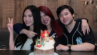 Saat ulang tahunnya, Vietyana ditemani oleh kekasih dan sahabatnya. Kue yang manis dengan hiasan imut disajikan lengkap dengan lilin. Foto: Instagram/vietyanachloe