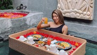 Saat berkunjung ke villa, ia lebih memilih menikmati sarapan berupa floating breakfast. Segelas jus dinikmati untuk memulai sarapannya. Foto: Instagram/vietyanachloe