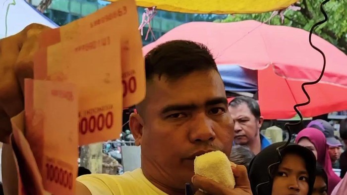 Viral di media sosial pedagang pasar di Batam mengaku mendapat uang palsu. (tangkapan layar)