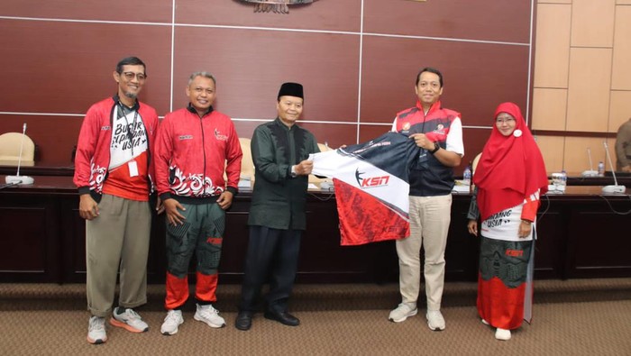 Wakil Ketua MPR RI Hidayat Nur Wahid (HNW) mengungkapkan kesehatan seluruh warga baik rakyat maupun pejabat adalah syarat mutlak mewujudkan Indonesia yang kuat, sukses, hebat