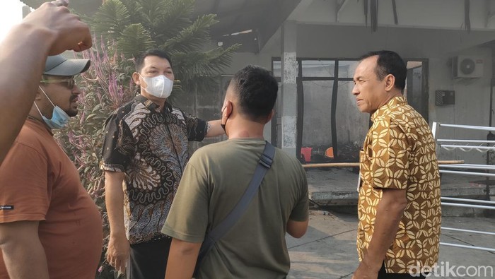 Wakil Wali Kota Solo Teguh Prakosa meninjau lokasi warga yang terdampak kebakaran di Kampung Joyosudiran, Pasar Kliwon, Rabu (4/10/2023)