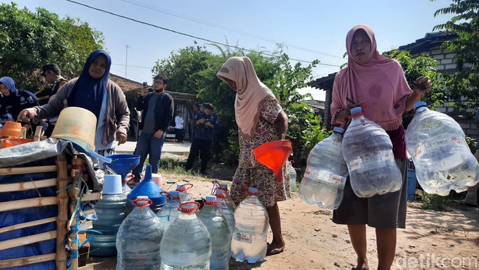 Warga Desa Mojoluhur Kecamatan Jaken, Pati, mengantre bantuan air bersih.