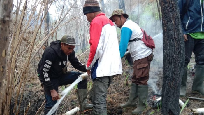 Warga perbaiki pipa air yang rusak karena kebakaran Gunung Arjuno