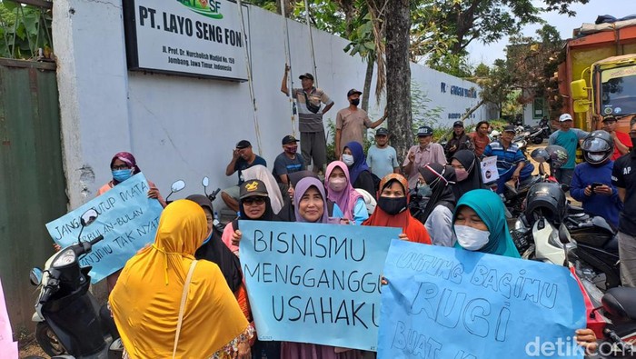 Warga Tunggorono Jombang demo pabrik lantai kayu PT Layo Seng Fong.