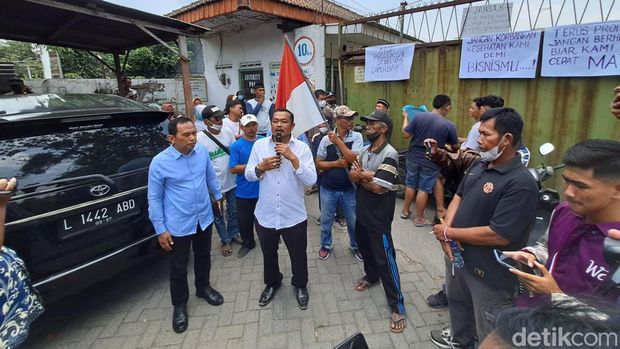 Warga Tunggorono Jombang demo pabrik lantai kayu PT Layo Seng Fong.