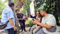 Sejumlah wartawan media cetak dan elektronik menunggu pertemuan antara Wakil Presiden ke-10 dan ke-12 Jusuf Kalla dan Ketua DPP PDIP Puan Maharani di Kediaman Jusuf Kalla, Jalan Brawijaya, Jakarta Selatan, Rabu (4/10/2023).