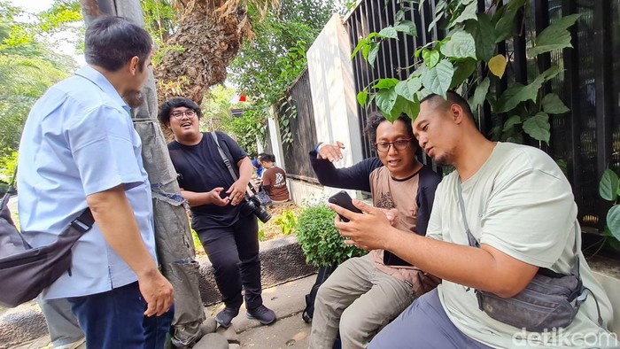 Wartawan Ngemper Nunggu Pertemuan JK dan Puan yang Digelar Tertutup Sejumlah wartawan media cetak dan elektronik menunggu pertemuan antara Jusuf Kalla dan Ketua PDIP Puan Maharani di Kediaman Jusuf Kalla, Jalan Brawijaya, Jakarta Selatan, Rabu (4/10/2023). Pertemuan ini berlangsung tertutup.