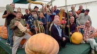 Di Inggris ada kejuaraan buah dan sayur jumbo yang diikuti ratusan petani. Begini potret mereka saat memamerkan hasil tanamnya di Malvern pada 2023. Foto: Guinness World Records