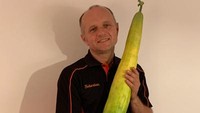 Pernah lihat mentimun terpanjang di dunia? Ini dia mentimun yang memegang rekor itu. Panjangnya 113,4 cm dan ditanam oleh Sebastian Suski. Foto: Guinness World Records