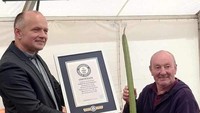 Joe Atherton menambah panjang daftar rekor yang dimilikinya dengan menunjukkan sayuran luffa, sejenis oyong, yang ia punya. Panjangnya mencapai 1,296 meter. Foto: Guinness World Records