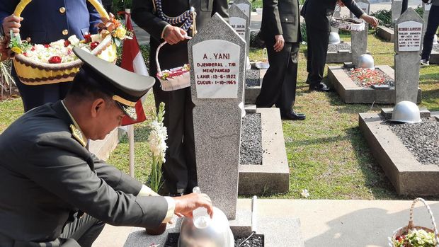 Ziarah di TMP Kalibata jelang HUT ke-78 TNI (Annisa/detikcom)