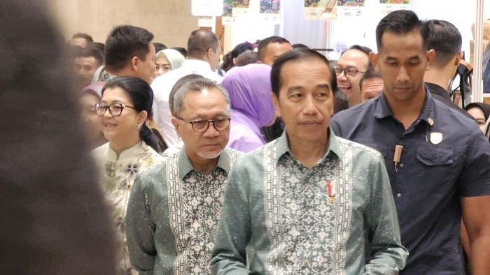 Zulkifli Hasan mendampingi Jokowi buka pameran Inacraft.