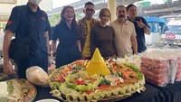 Adam dan Inul juga tampak bersama di sebuah perayaan dengan crew program acara. Mereka merayakannya dengan suguhan nasi tumpeng, jajanan pasar, hingga steak. Foto: Instagram @mas.adamsuseno @inul.d
