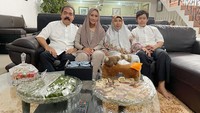 Potret harmonis Adam Suseno dan keluarga juga dibagikan dalam sebuah foto saat merayakan Idul Fitri. Ada aneka kue yang tersaji di meja tamu. Foto: Instagram @mas.adamsuseno @inul.d