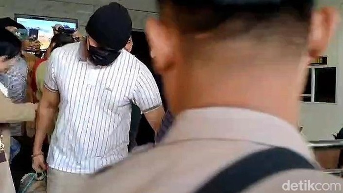 AKP Andri Gustami saat dibawa ke rutan.