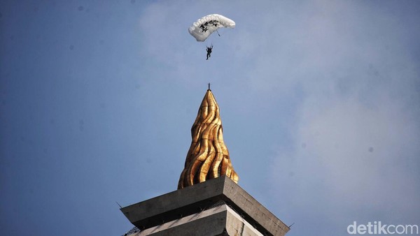Aksi Penerjun TNI Menari di Atas Monas