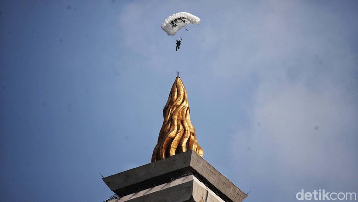 Aksi Penerjun TNI 'Menari' di Atas Monas Aksi terjun payung prajurit TNI memeriahkan peringatan HUT ke-78 TNI di Jakarta. Para penerjun 'menari-nari' di atas Monas.