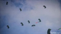 Para penerjun payung itu terdiri dari tentara wanita dan polisi wanita dengan jumlah 78 orang.  
