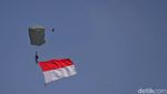 Aksi Penerjun TNI Menari di Atas Monas
