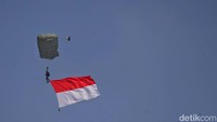 Para penerjun mengibarkan bendera Merah Putih.  