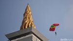 Aksi Penerjun TNI Menari di Atas Monas