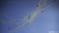 Sejumlah penerjun melakukan demonstrasi saat HUT TNI di Monas, Jakarta Pusat, Kamis (5/10/2023).  