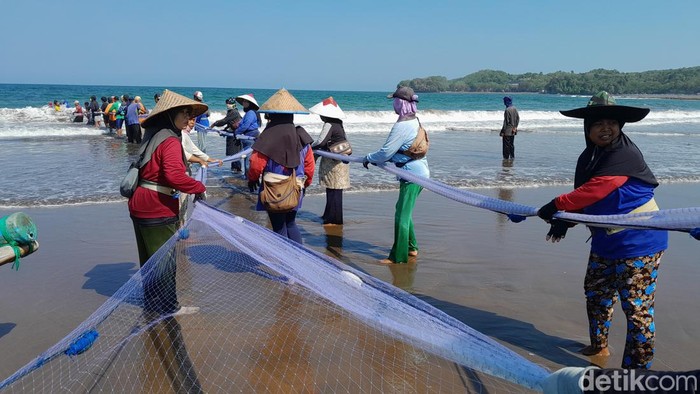 Aktivitas nelayan di Pangandaran.