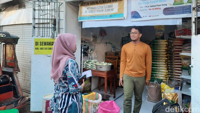 Aktivitas pedagang di Pasar Terong Makassar.