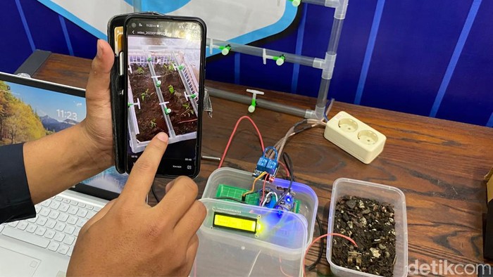 Alat irigasi otomatis karya mahasiswa Sekolah Tinggi Manajemen Informatika dan Komputer (STIMIK) AMIK Bandung